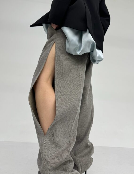 Trousers with a silt